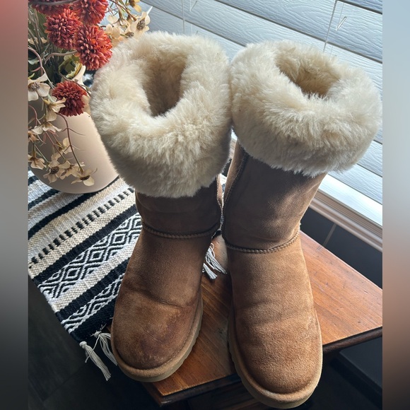Authentic UGG Tan Shearling Boots 5815 - Picture 2 of 9